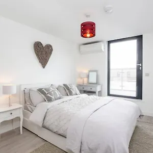  Apartment 2 Bedroom Penthouse - Large Balcony - Minster View United Kingdom